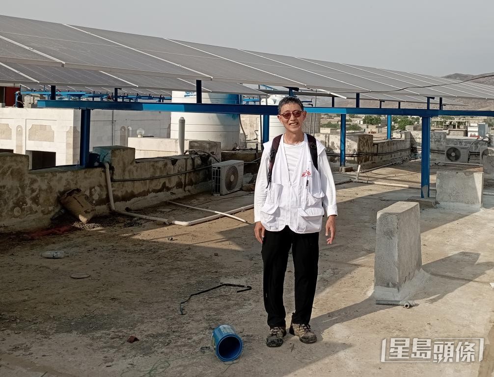 2023年，李耀輝在也門興建太陽能板。