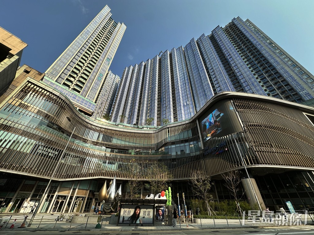 Blue Coast 基座為港島南區最大商場 THE SOUTHSIDE,樓高5層,佔地面積約達51萬方呎。 Blue Coast 基座為港島南區最大商場 THE SOUTHSIDE,樓高5層,佔地面積約達51萬方呎。