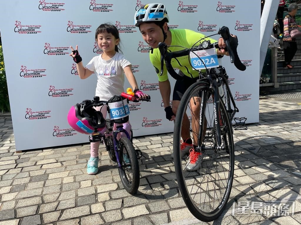 陳先生帶女兒一同參與「家庭單車樂」。蕭博禧攝 陳先生帶女兒一同參與「家庭單車樂」。蕭博禧攝