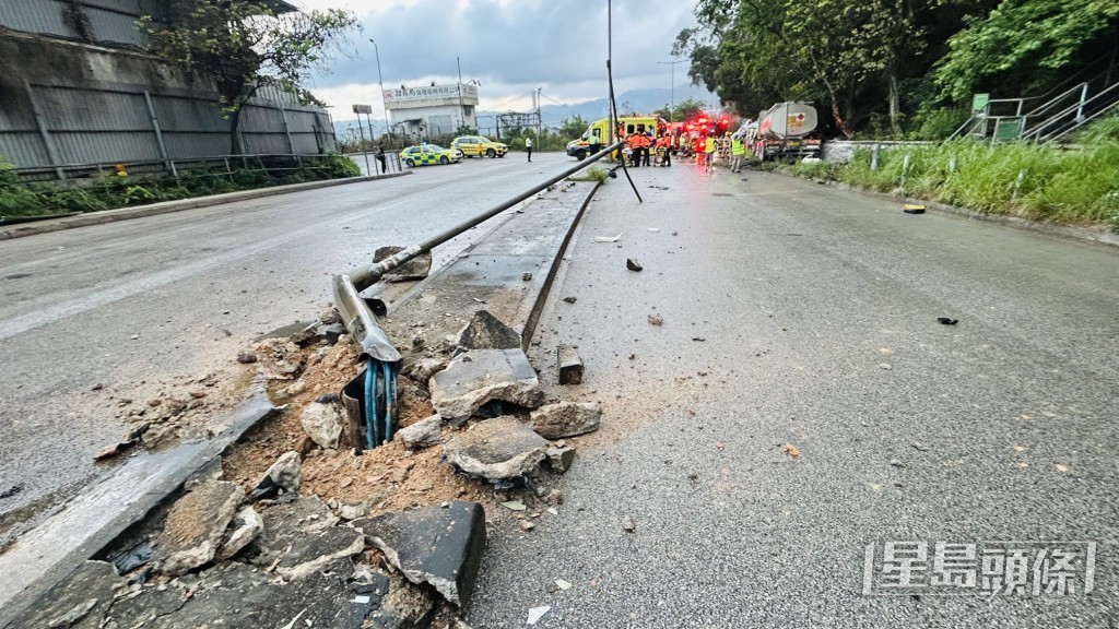 運油車沿青衣路往青衣城方向行駛期間失控，先撞斷路中一支燈柱，繼而反彈向右邊路邊，先撞斷一排鐵柱，最後猛撼花槽石壆。蔡楚輝攝