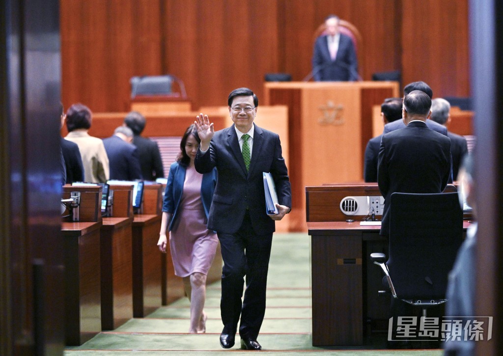行政長官李家超宣讀《施政報告》後離開立法會。 蘇正謙攝