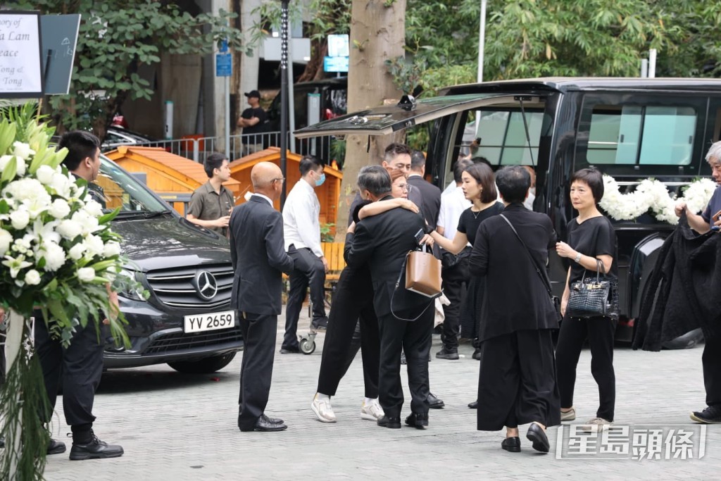 谷薇麗丈夫林炯熾跟親友擁抱。