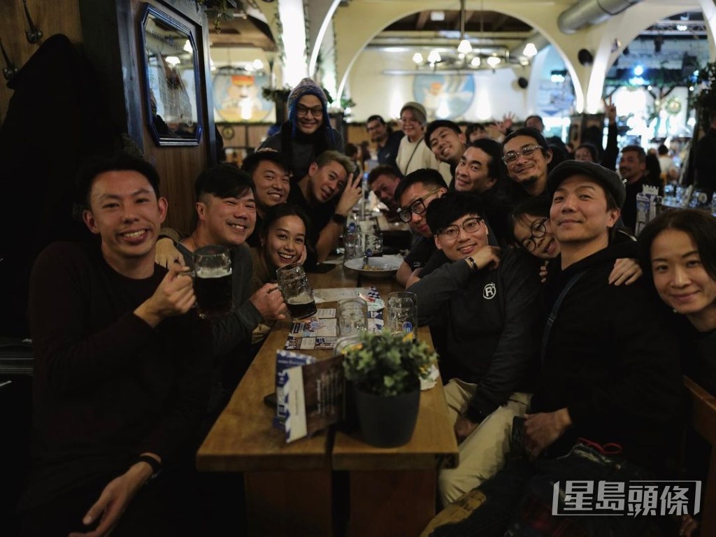 黃心穎（左三）罕有大晒二人甜蜜合照，公開高調放閃！