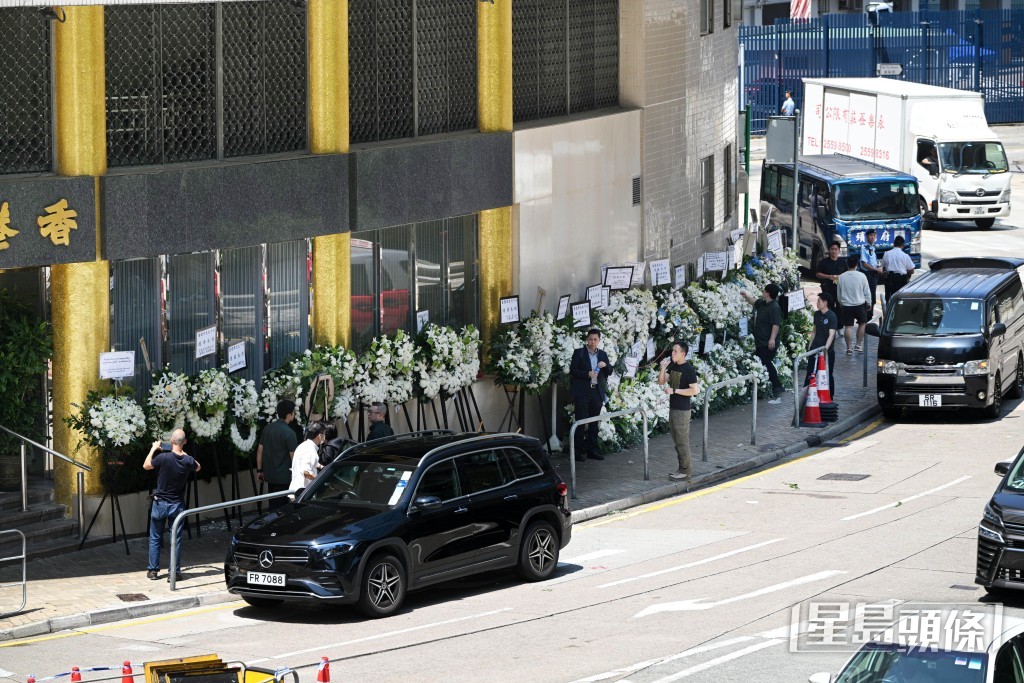 由於場地所限,不少花籃和花牌要放在殯儀館門外的渣華道行人路。 由於場地所限,不少花籃和花牌要放在殯儀館門外的渣華道行人路。