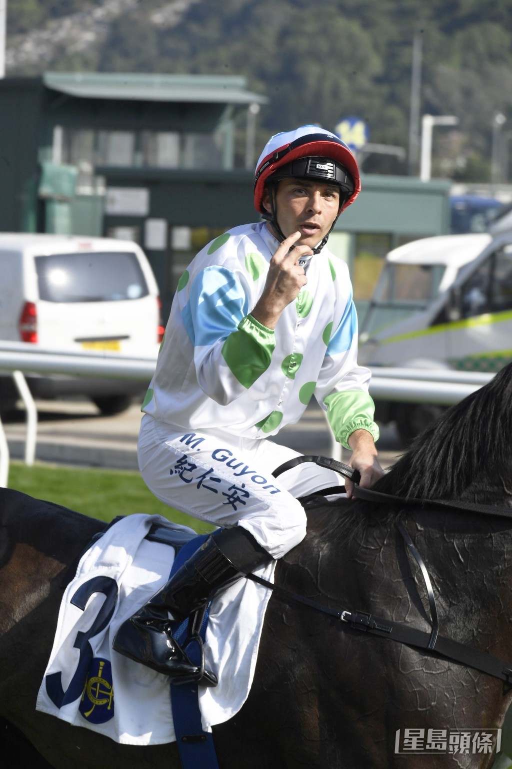 「陶夢成真」及「飛馬座」昨朝由紀仁安親試，徐雨石課後更捉住阿仁密斟。