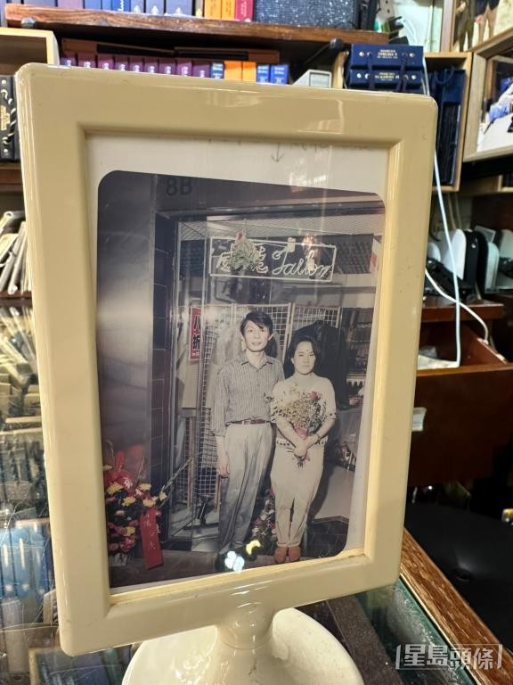 蔡肇東的父母在1987年開店,經營手工西裝生意。 受訪者提供 蔡肇東的父母在1987年開店,經營手工西裝生意。 受訪者提供