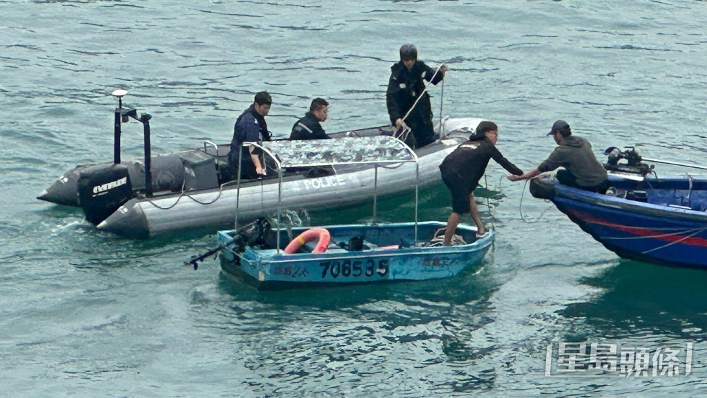 小艇意外後船尾受損，在另一船家協助下被扶正拖走。讀者提供