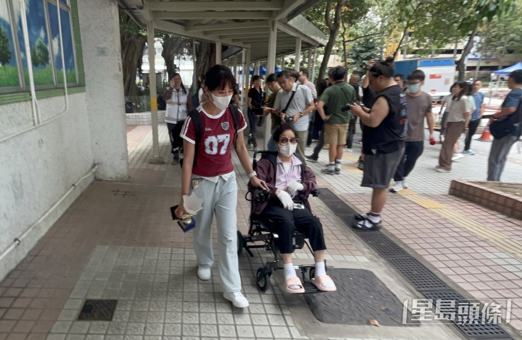 有居民要坐輪椅到場。