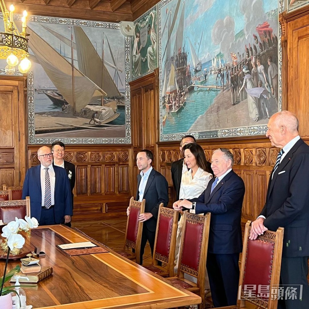 楊紫瓊上月與Jean Todt結束19年愛情長跑,在親友見證下簽紙宣誓。 楊紫瓊上月與Jean Todt結束19年愛情長跑,在親友見證下簽紙宣誓。