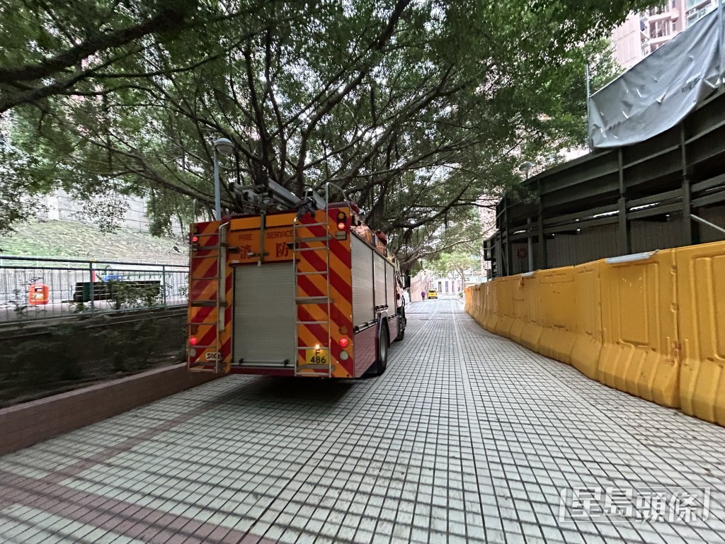 消防到場救熄火警。曾志恒攝