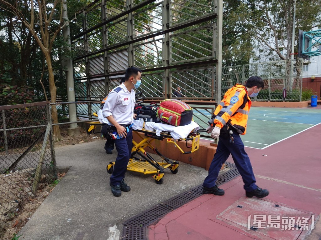 警方和救護員到場後,將女子從樹上解下,當場證實其已死亡。 警方和救護員到場後,將女子從樹上解下,當場證實其已死亡。