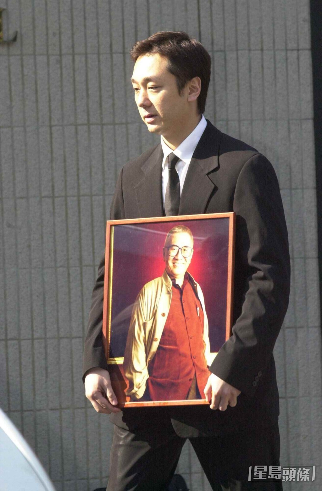 黃霑2004年因末期肺癌引發肺炎去世,享年63歲,在沒有事先公布的情況下,遺體送達柴灣歌連臣角火葬,三名子女與遺孀陳惠敏、前妻華娃,以及十多位親友陪伴下,舉行簡單告別儀式就揮別塵世。 黃霑2004年因末期肺癌引發肺炎去世,享年63歲,在沒有事先公布的情況下,遺體送達柴灣歌連臣角火葬,三名子女與遺孀陳惠敏、前妻華娃,以及十多位親友陪伴下,舉行簡單告別儀式就揮別塵世。