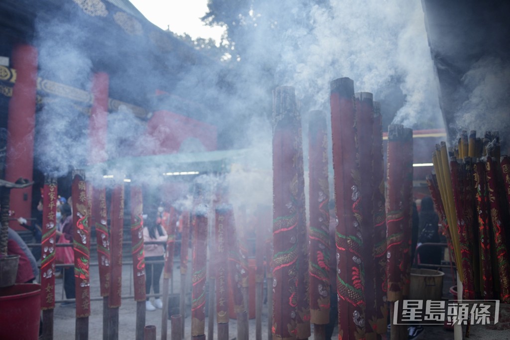 將車公寶衣和元寶紙錢等,放到大殿旁的進寶處收集。資料圖片 將車公寶衣和元寶紙錢等,放到大殿旁的進寶處收集。資料圖片
