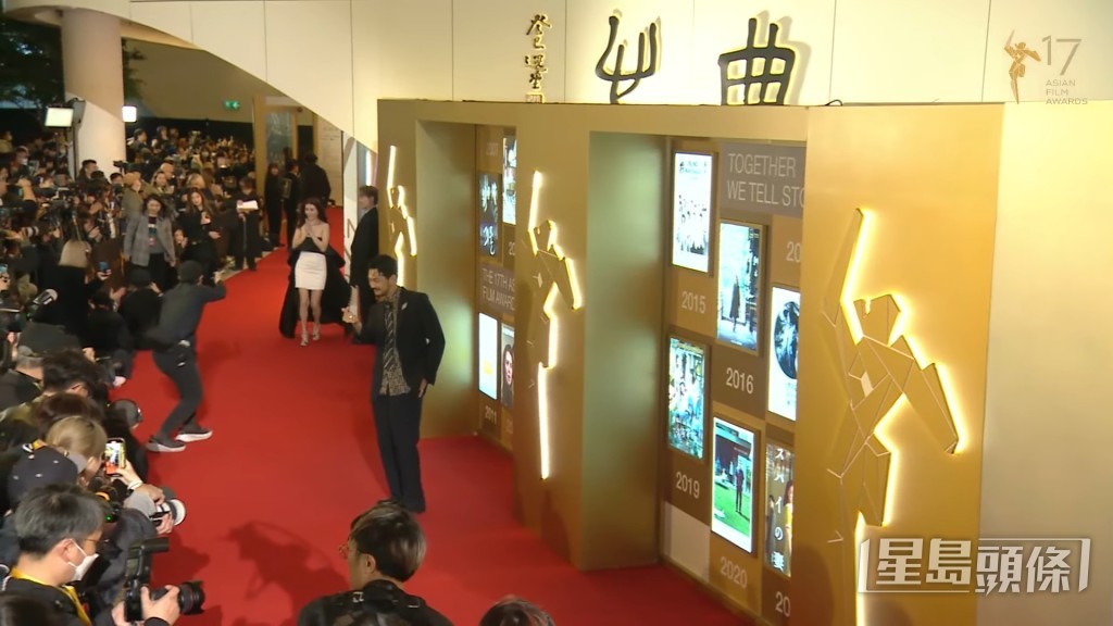 沈震轩女友陈欣妍一踏上红地毡,身上的裙就往下跌。 沈震轩女友陈欣妍一踏上红地毡,身上的裙就往下跌。