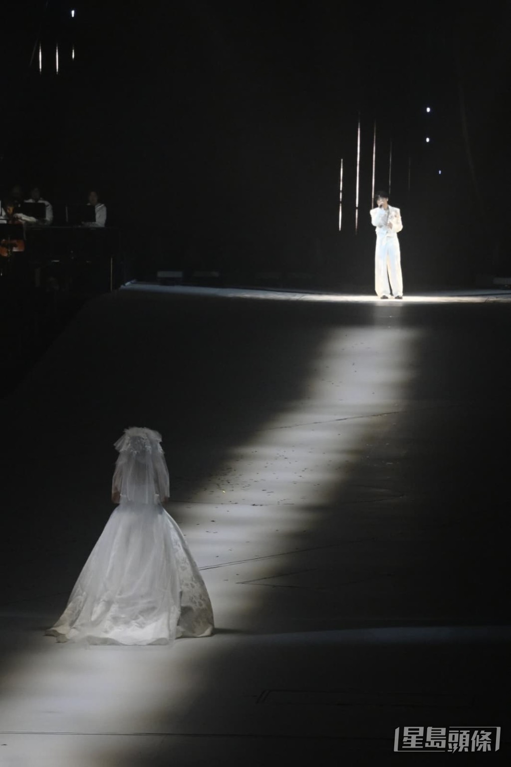 《無名指》以結婚為主題。 《無名指》以結婚為主題。