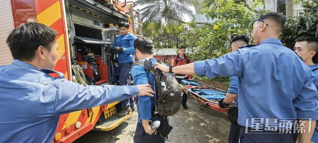 消防动员到西贡大水井戒备。 