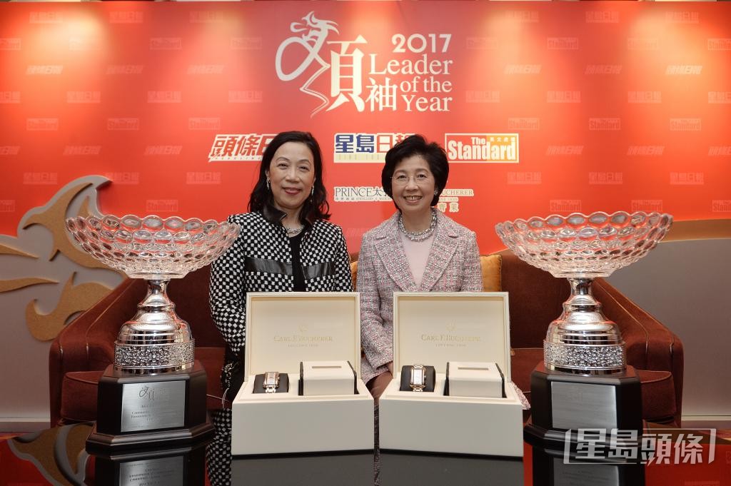 霍何綺華（左）與香港乳癌基金會創會人張淑儀醫生（右）一同出席星島新聞集團主辦的2017年傑出領袖選舉頒獎典禮。