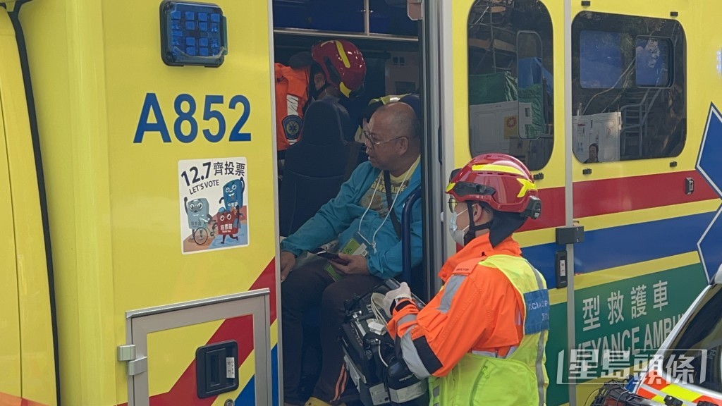 其中一名傷者清醒送院。楊偉亨攝 其中一名傷者清醒送院。楊偉亨攝