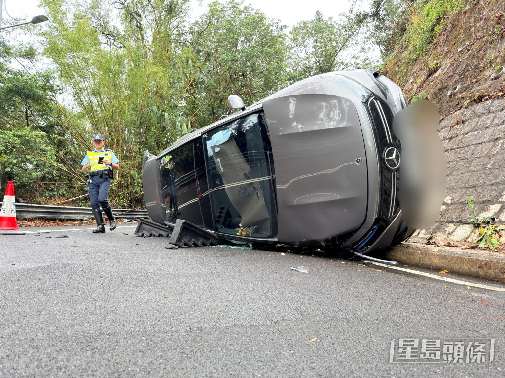 奔驰向右翻侧。梁国峰摄