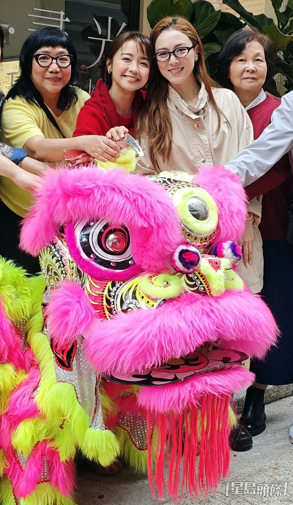 糖妹、王敏奕摸獅頭求好運。 糖妹、王敏奕摸獅頭求好運。