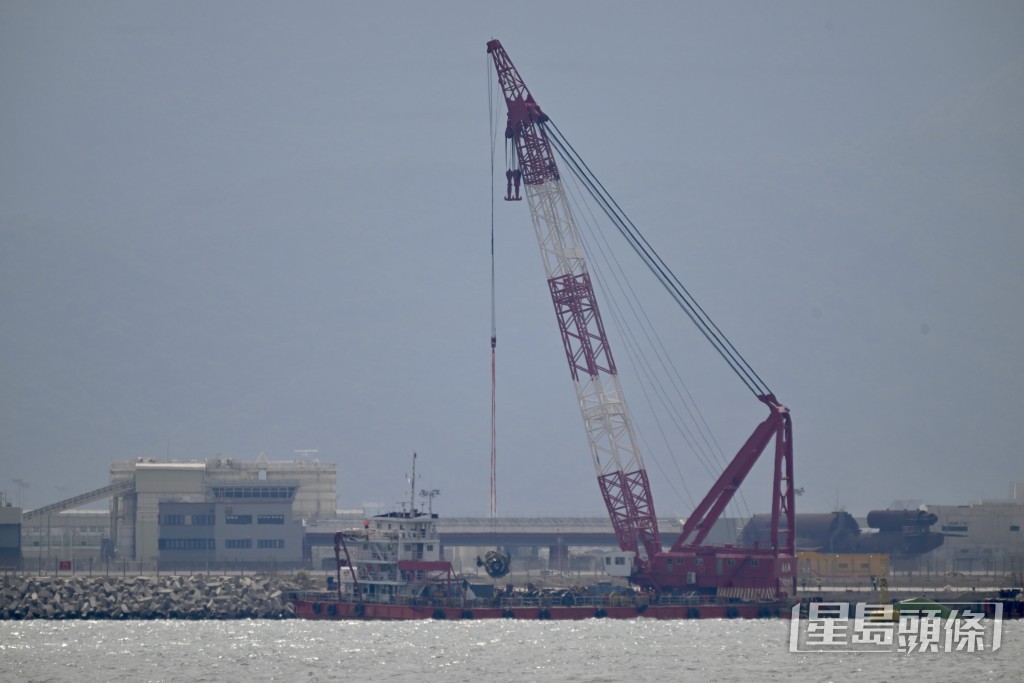 打撈船將疑似引擎機件吊起。劉駿軒攝 打撈船將疑似引擎機件吊起。劉駿軒攝