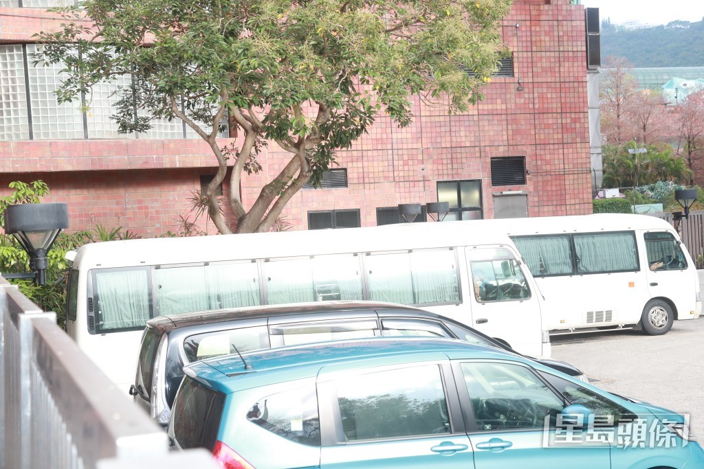 王青霞由入境處車輛送抵法院。