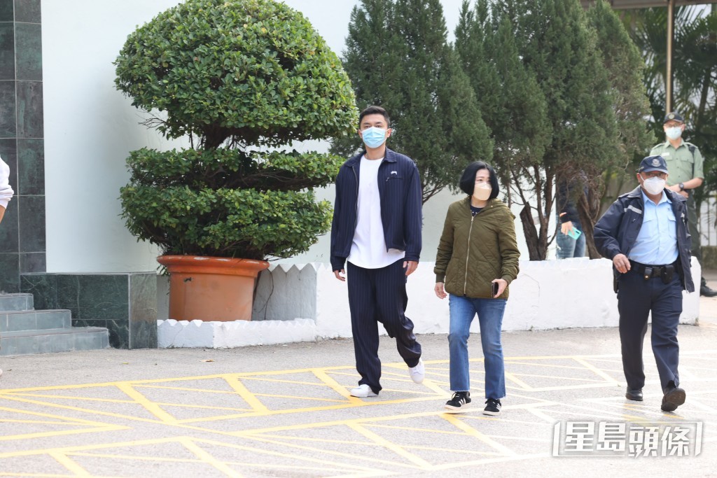 楊明在經理人陪同下離開監獄。