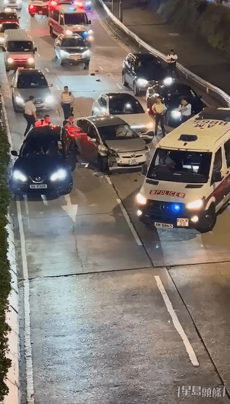 多名警員擎槍。