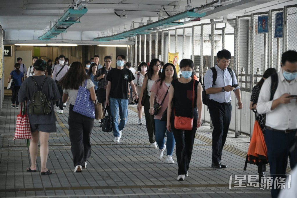 部分返工市民甚至沒有拿雨遮 部分返工市民甚至沒有拿雨遮