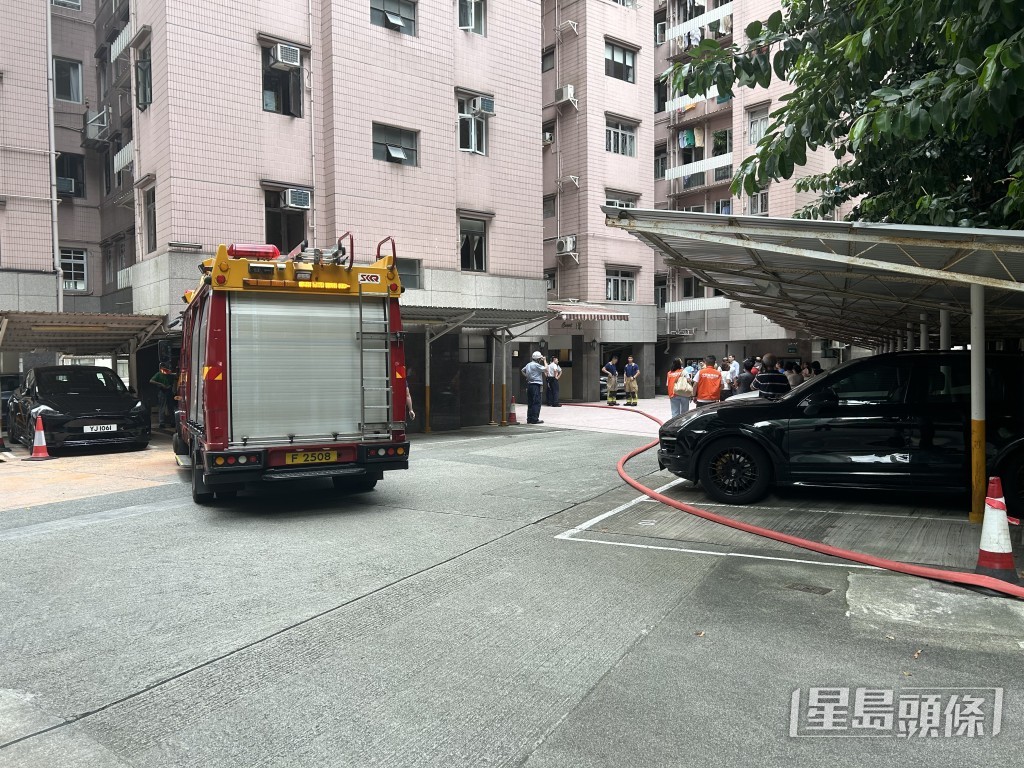 消防到場救熄火警。 消防到場救熄火警。