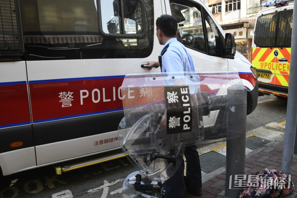 警員持盾牌戒備。