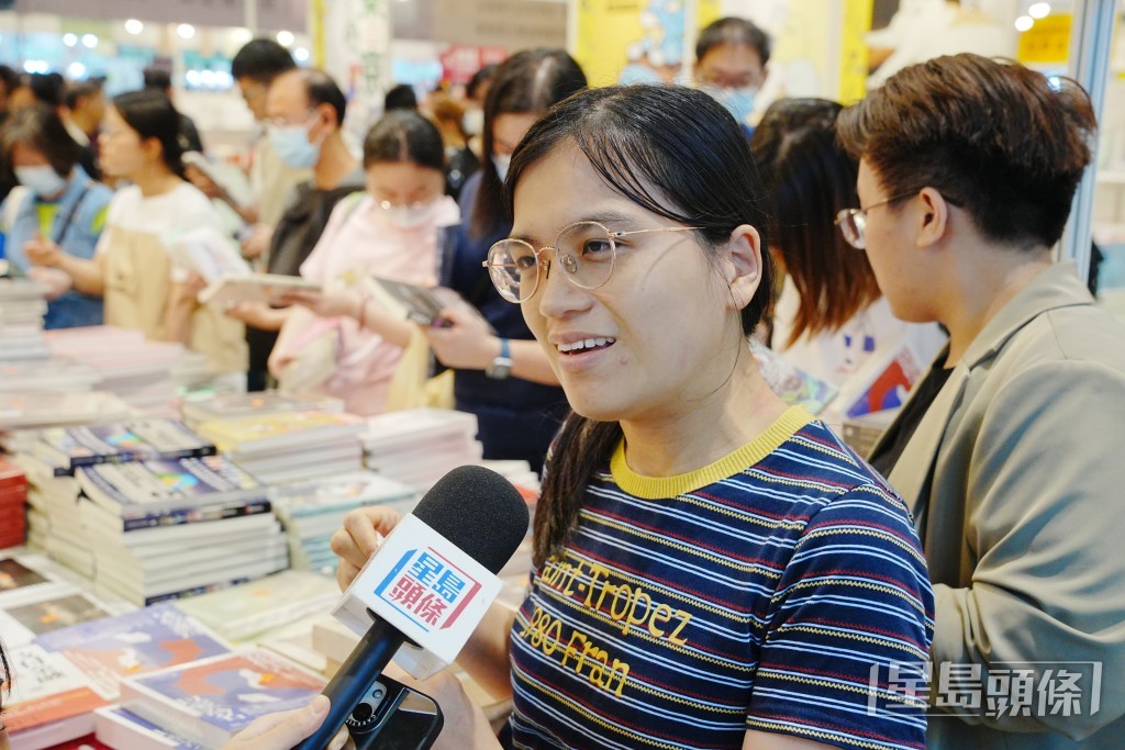 徐女士帶同兩個女兒到書展,她指主要想買歷史書,希望教會女兒更多相關知識。 徐女士帶同兩個女兒到書展,她指主要想買歷史書,希望教會女兒更多相關知識。