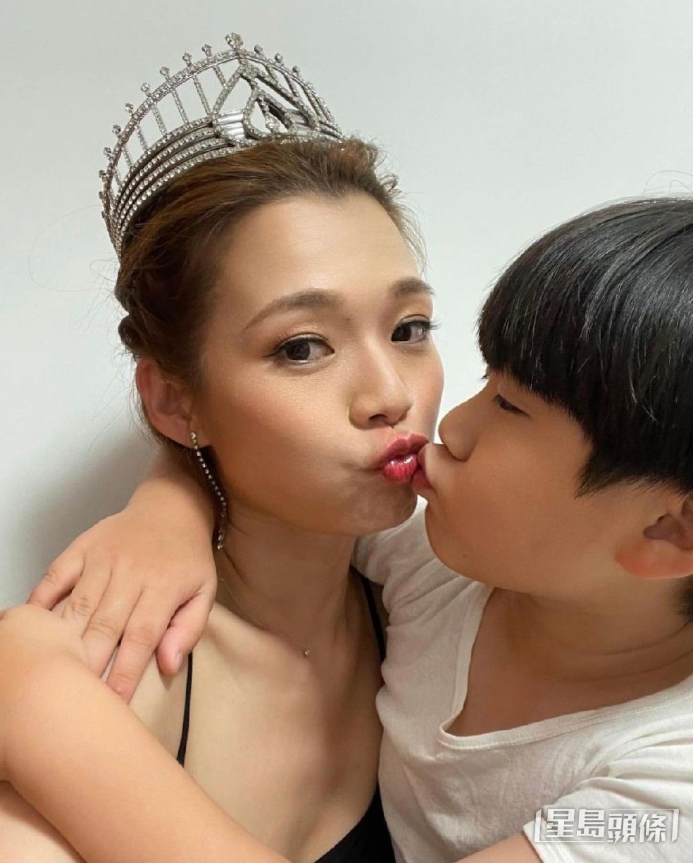 兩母子互相依靠。