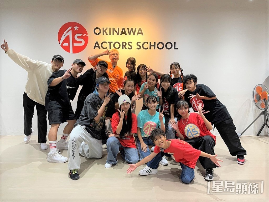 5子到當地藝人學校交流,寓工作於學習。 5子到當地藝人學校交流,寓工作於學習。