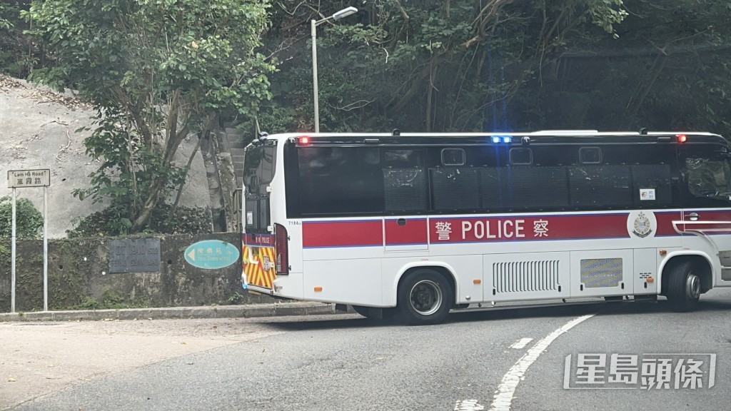 藍帽子到場搜索。