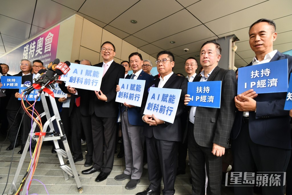 現任選委界議員蘇長荣(右三)稱黃錦輝繼續競選連任是有擔當的表現。 現任選委界議員蘇長荣(右三)稱黃錦輝繼續競選連任是有擔當的表現。