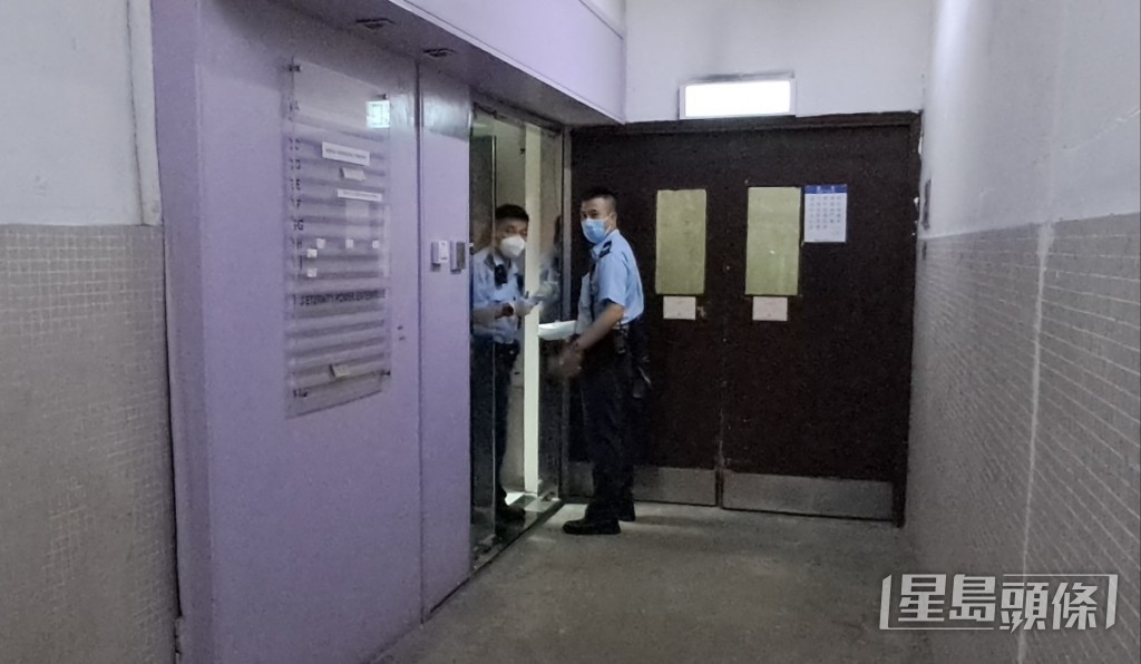 警員在單位內調查。林思明攝 警員在單位內調查。林思明攝
