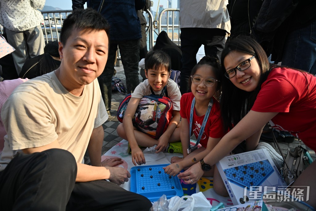 鄧生、鄧太一家四口特地從屯門跨區過來觀賞煙花。 鄧生、鄧太一家四口特地從屯門跨區過來觀賞煙花。