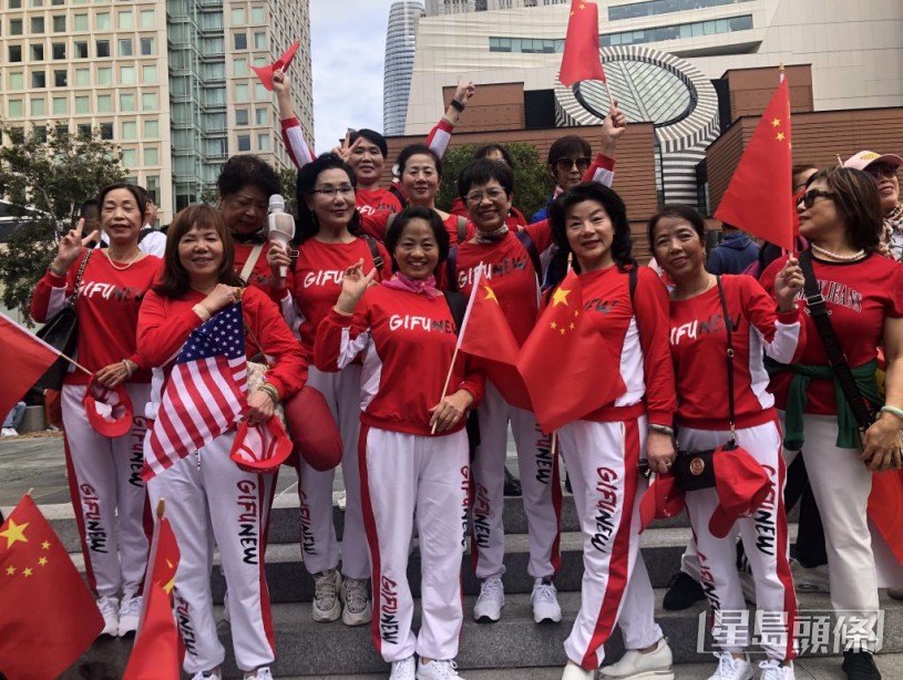 民众手举美国和中国国旗，欢迎习近平的到来。苏婕雅摄