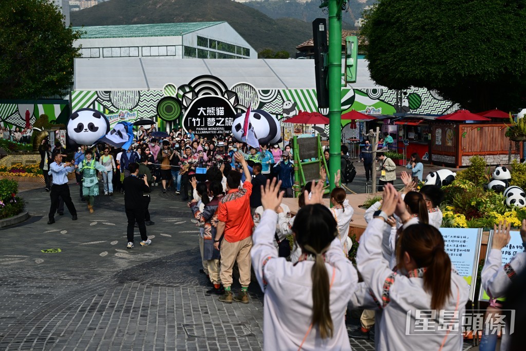 至早上10時多許，熊貓館外人龍已很長、須排隊一個小時。