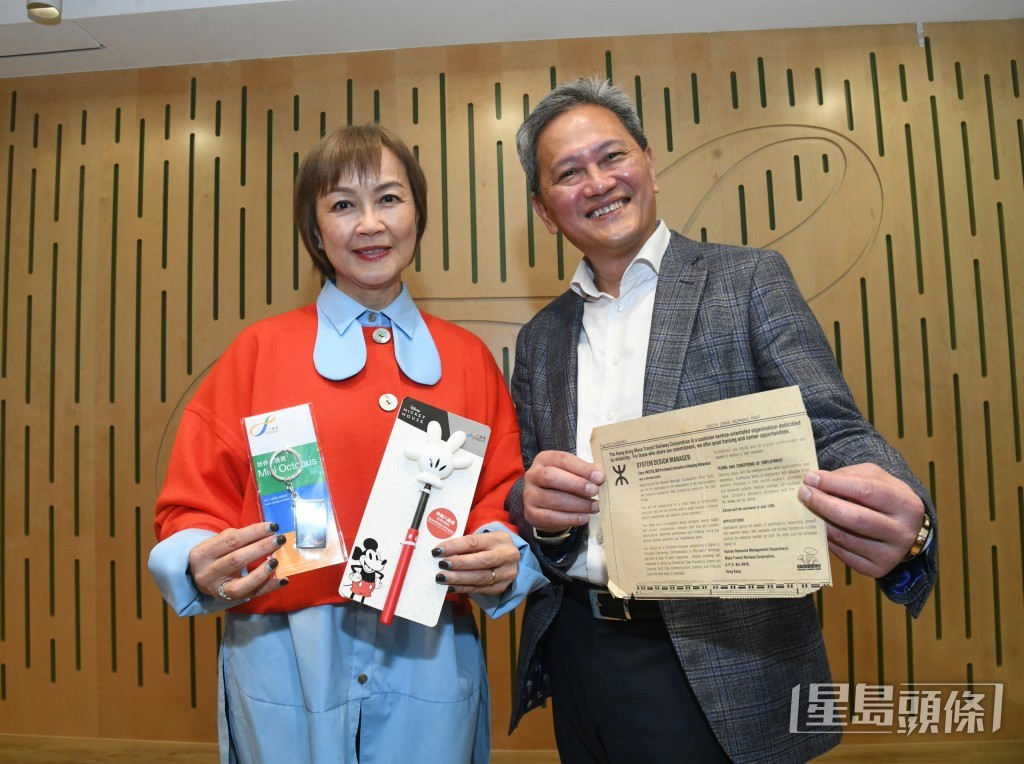 八达通零售业务及合作伙伴总监李玉儿(左)及营运总监甘志深,将于本月底齐齐荣休。 何健勇摄 八达通零售业务及合作伙伴总监李玉儿(左)及营运总监甘志深,将于本月底齐齐荣休。 何健勇摄