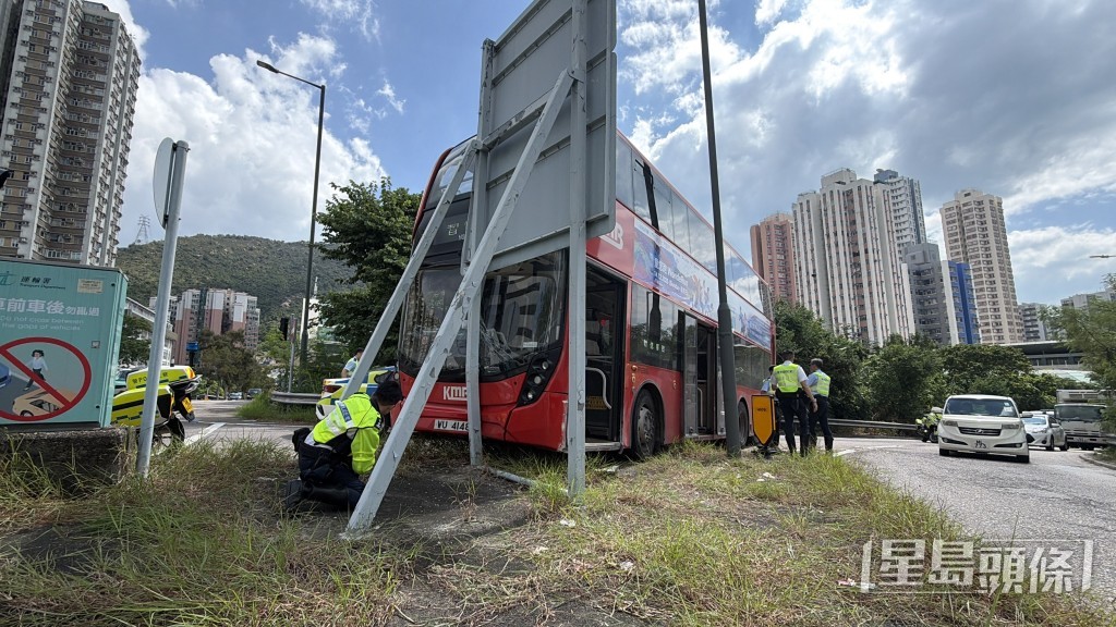 九巴撞向路牌。梁國峰攝