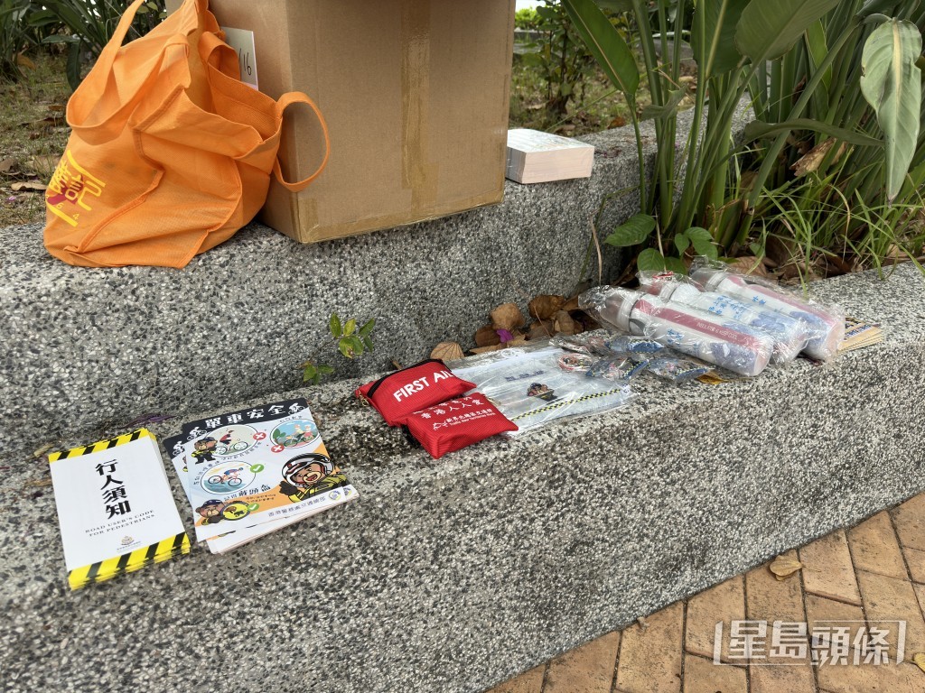 人員向市民派發單張及小禮物（包括急救包、鎖匙扣、紙巾等）。梁國峰攝