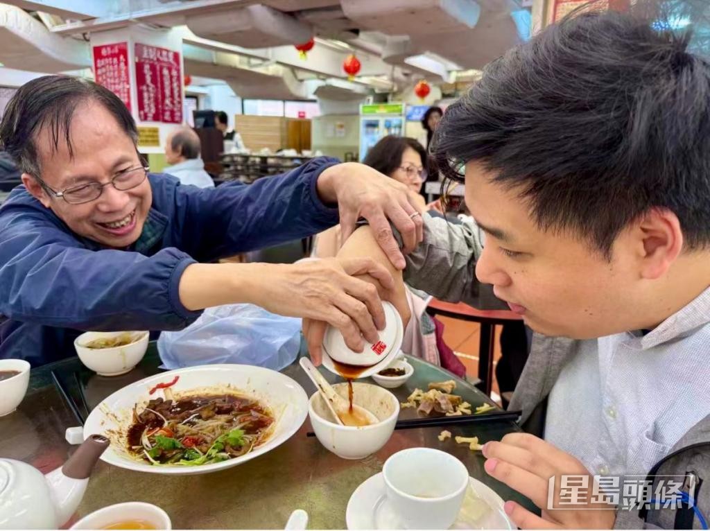 楊恩華早前到酒樓品茗，體驗港人飲茶風味。 受訪者提供