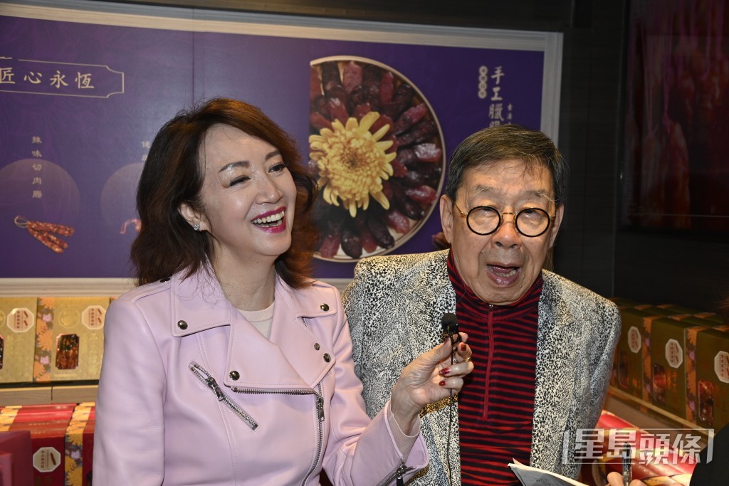 他认为退休是对健康不好的事，会令人失去活力和冲劲，健康状况从而像滑梯一样直线下滑；幕前演出需要精准背诵对白，对于长者而言是极佳的脑力锻炼，避免记忆力衰退。（图片来源：星岛日报）
