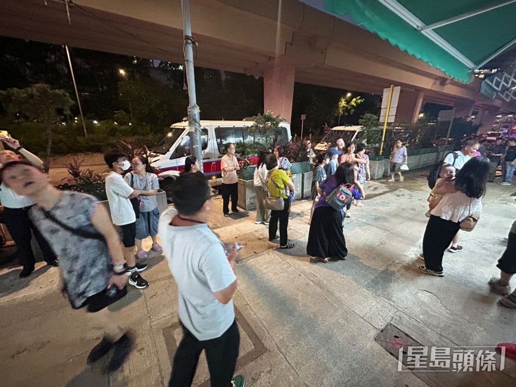 多名居民疏散至樓下暫避。 多名居民疏散至樓下暫避。