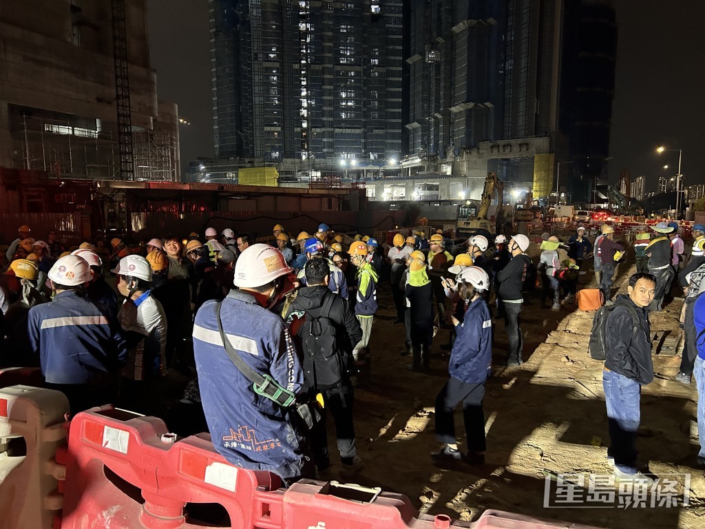 工人疏散至安全位置。曾志恆攝 工人疏散至安全位置。曾志恆攝