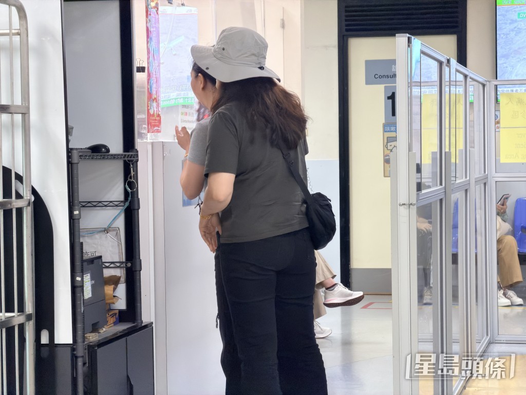 事主的親友到醫院了解事件。梁國峰攝 事主的親友到醫院了解事件。梁國峰攝
