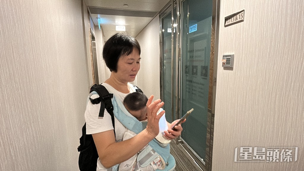 有女士抱着孫仔來打針亦無奈離去。林思明攝 有女士抱着孫仔來打針亦無奈離去。林思明攝