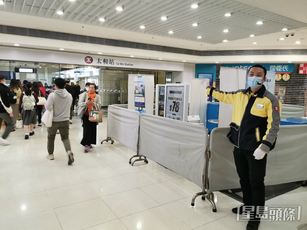 太和站会关闭个别出入口，实施人流管理措施。梁国峰摄